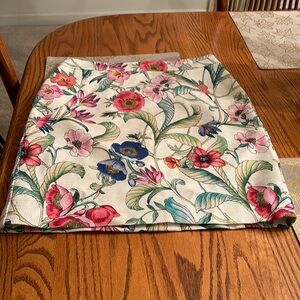 Fully lined Ann Taylor floral pencil skirt. Zip closure NWOT
